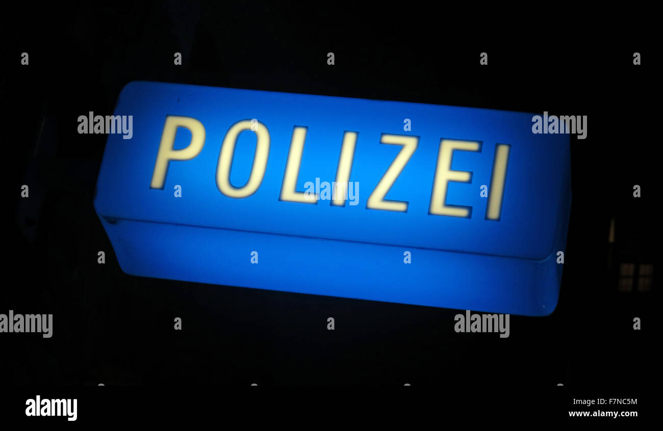 Blaue deutsche Polizei Zeichen in der Nacht - Polizei Stockfoto