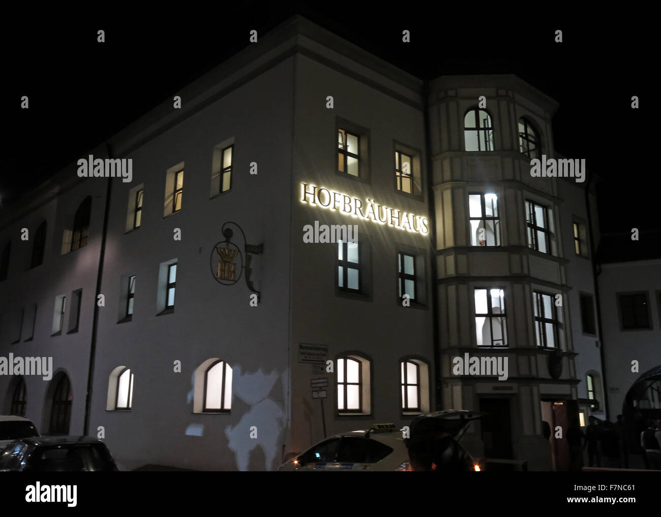 Hofbräuhaus am Platzl - Münchner Hofbräuhaus bei Nacht, Münchner Bierhalle, Deutschland - Platz der Rede des nazideutschen Diktators Adolf Hitler Stockfoto