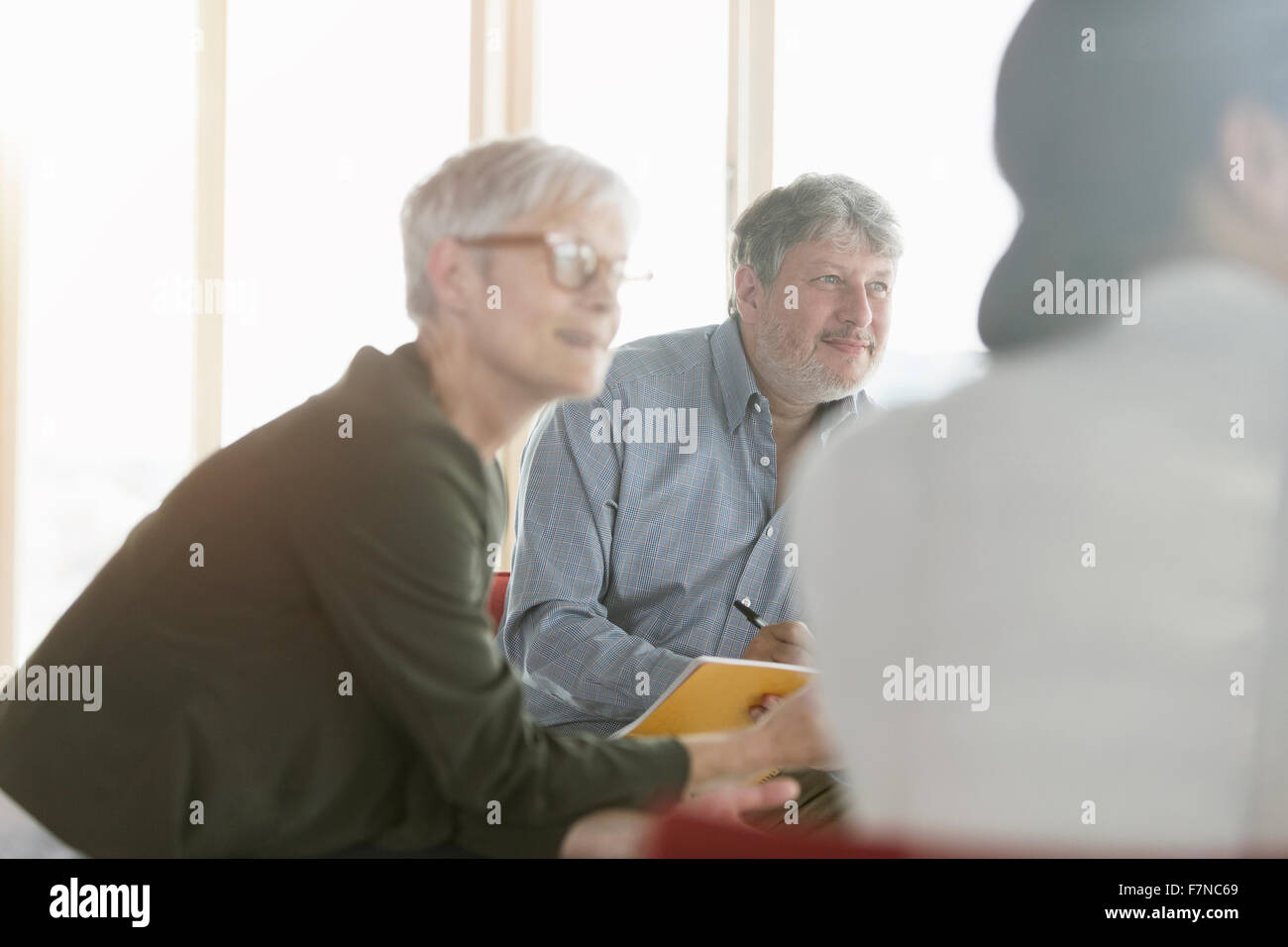 Aufmerksame Geschäftsleute hören in treffen Stockfoto