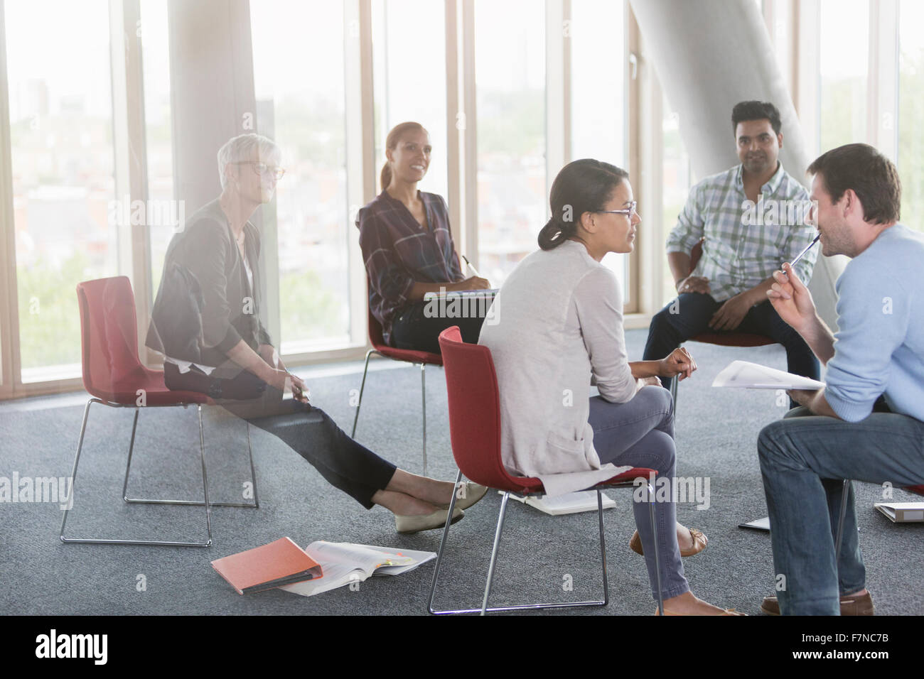 Geschäftsleute treffen im Kreis Stockfoto