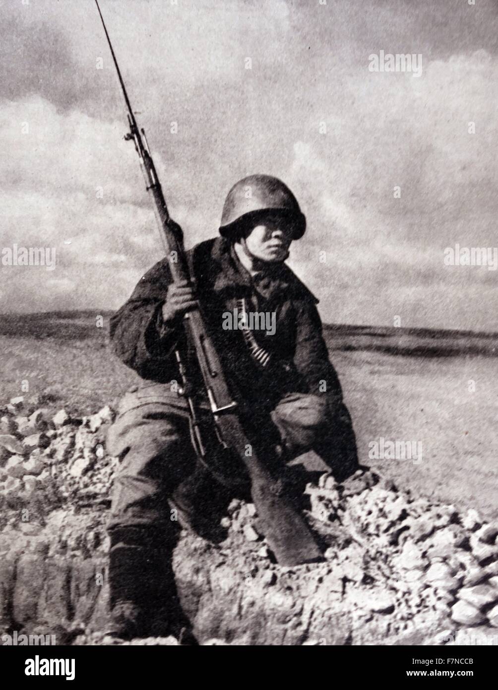 Fernöstliche Hunter wird Stalingrad Sniper. Sowjetische Scharfschützen Maksim Alexandrowitsch Fit, ethnischen Nanai, ein Scharfschütze aus dem 71 th Guards Rifle Division, zerstört mehr als 230 Nazis. Im Jahr 2010 wurde durch das Dekret des Präsidenten der Russischen Föderation Nr. 199 war der Titel Held der Russischen Föderation verliehen. Stockfoto