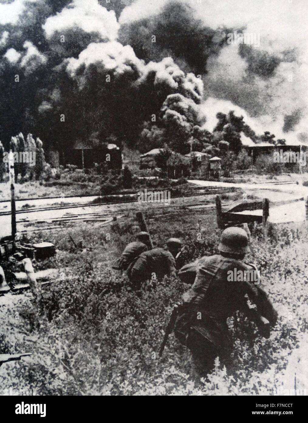Die deutschen kommen in Maikop (S.W. Russland), sein Öl in Brand zu finden.  Zement hatte jeder gut Kopf gegossen worden und Öllagertanks brannten. Zweiter Weltkrieg Stockfoto
