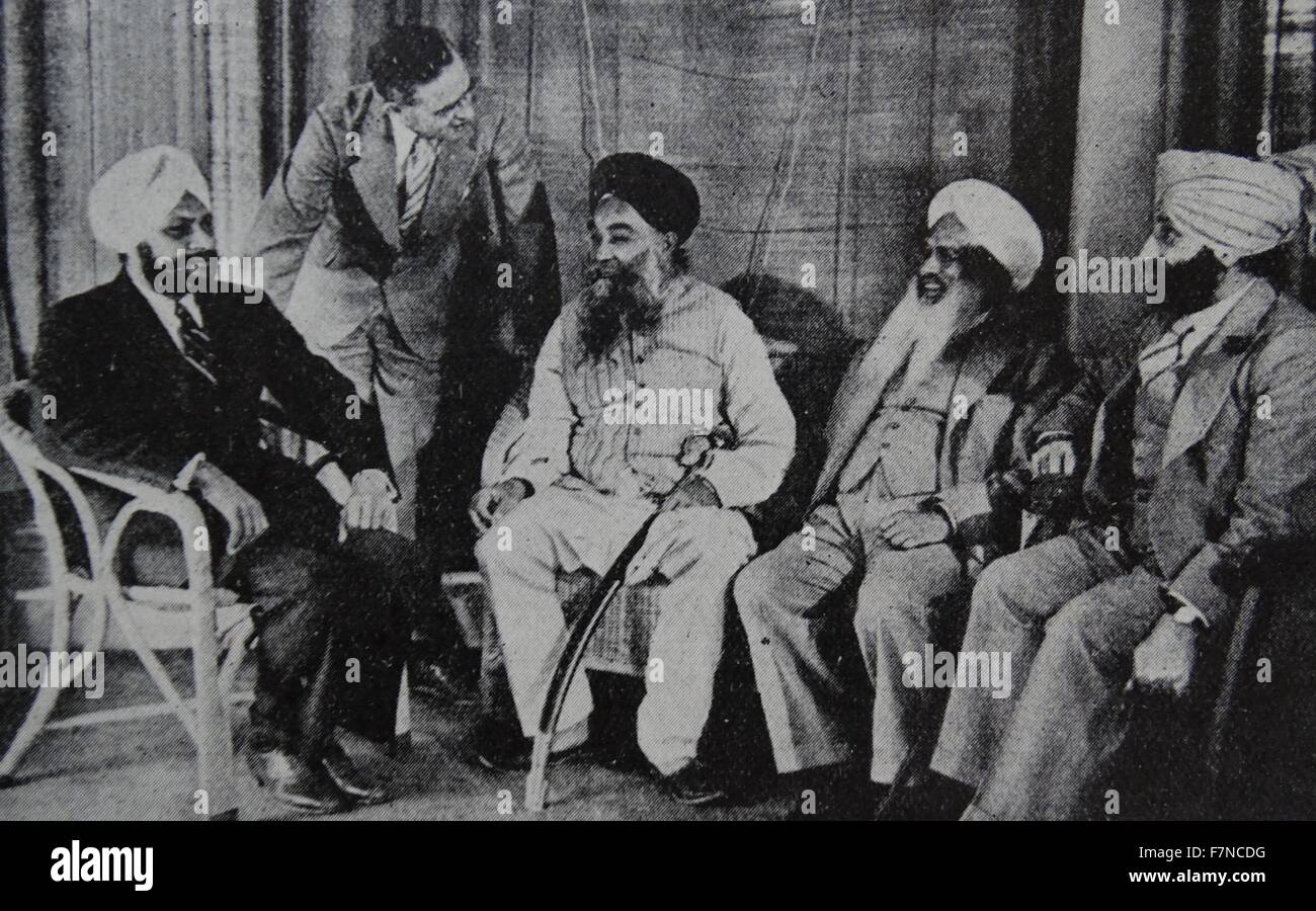 Sir Stafford Cripps (1889-1952) stehend, mit indischen Führern: l, R Sardar Baldey Singh, Master Tara Singh, Sir Jogendra Singh und S. B. Sardar Ujjal Singh, unser Stockfoto
