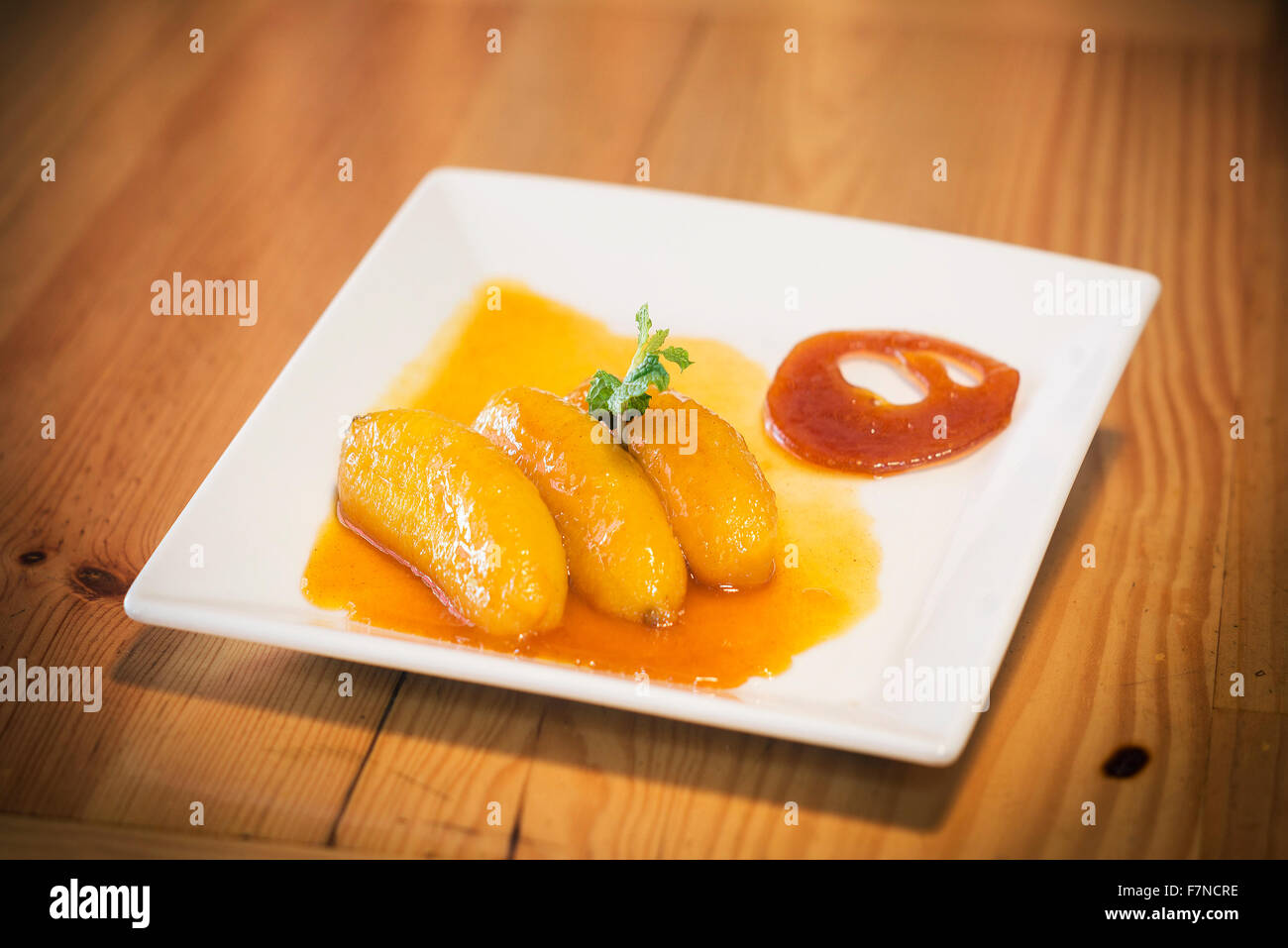Bananendessert Flammkuchen mit Karamell-sauce Stockfoto