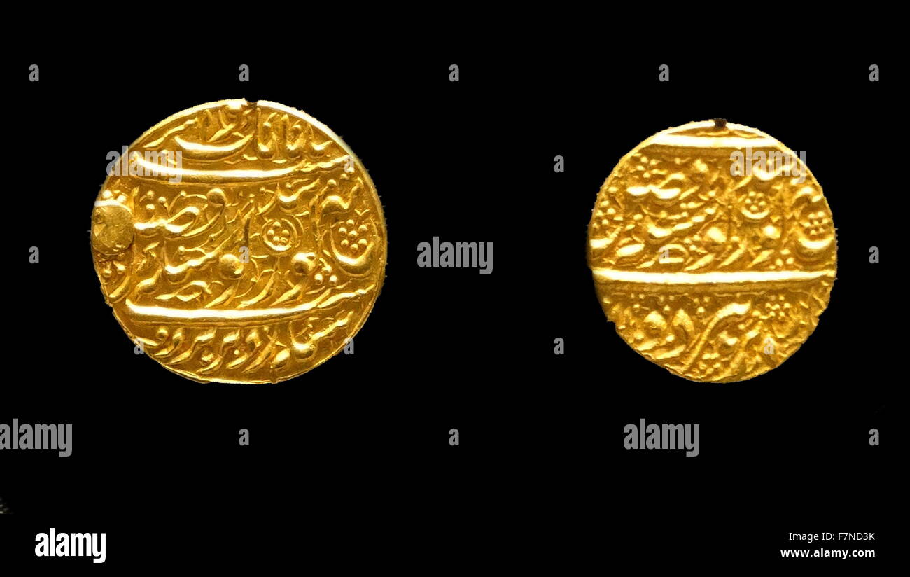 Sikh Goldmünzen, Amritsar (Indien), 1826 und 1827, ausgestellt von Maharaja Ranjit Singh. Die Sikhs weiterhin persischen als Amtssprache zu verwenden und ihre Münzen zeigen verzierten persische Verse. Die Inschriften auf den Sikh Münzen erwähnen Guru Nanak und Guru Gobind Singh, der ersten und zehnten Sikh Gurus, auf der Vorderseite Stockfoto