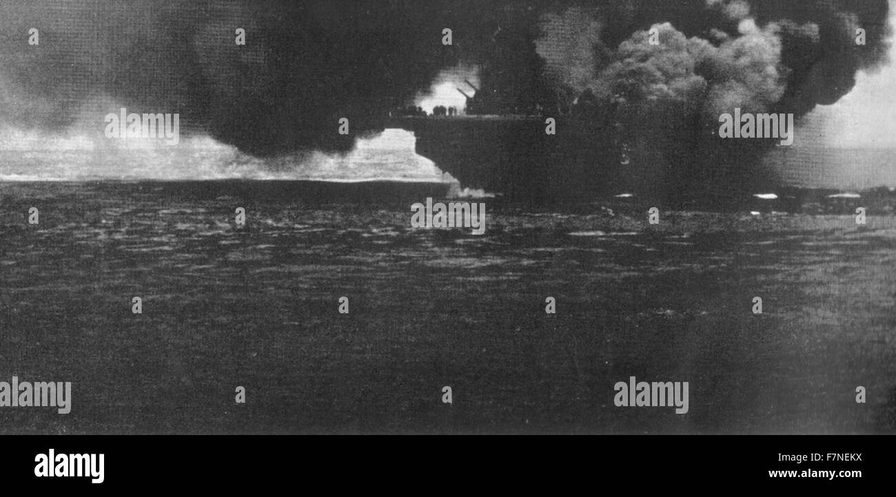 Foto von der USS Bunker Hill nach einer Attacke von einem anderen Schiff. Datiert 1945 Stockfoto