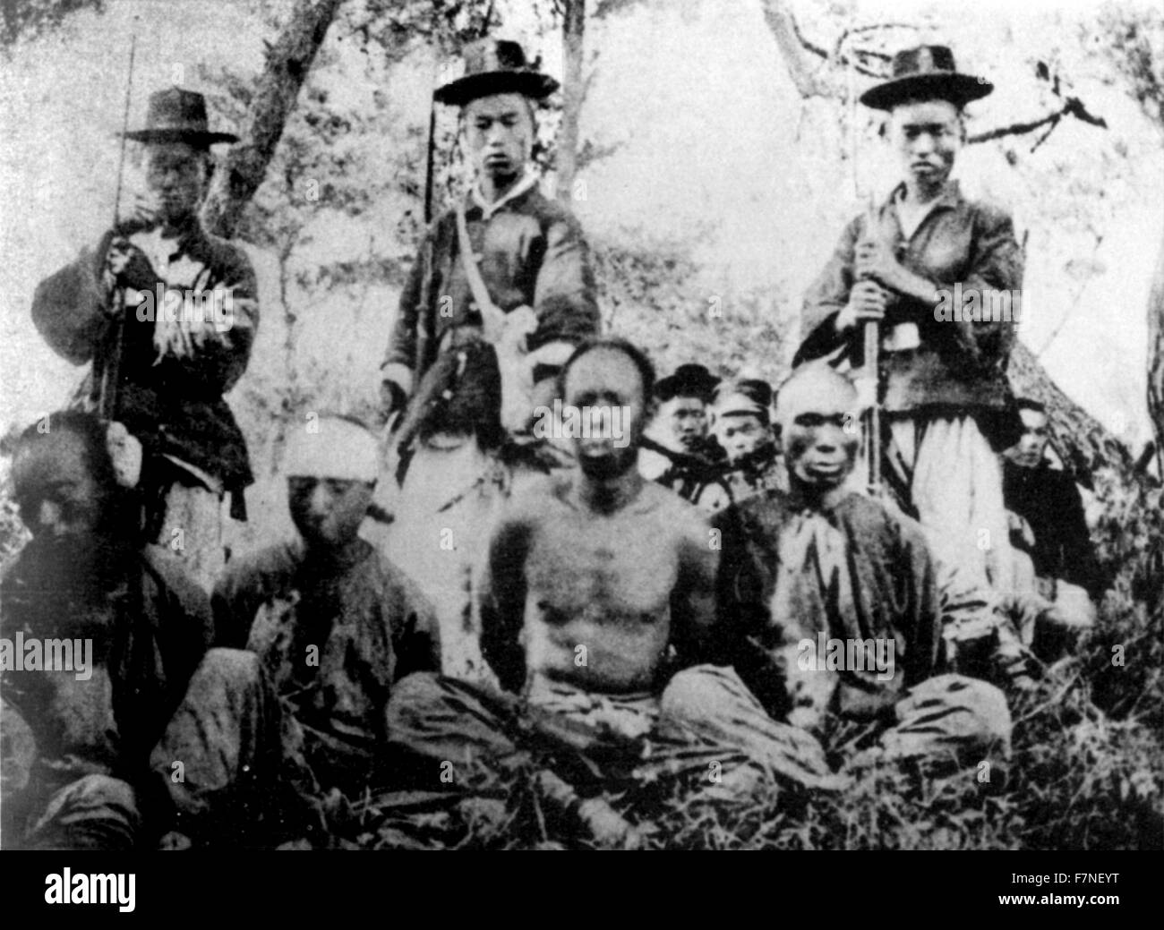 Foto von koreanischen Soldaten mit chinesischen Gefangenen während des ersten Japanisch-Chinesischen Krieges. Vom Jahre 1894 Stockfoto