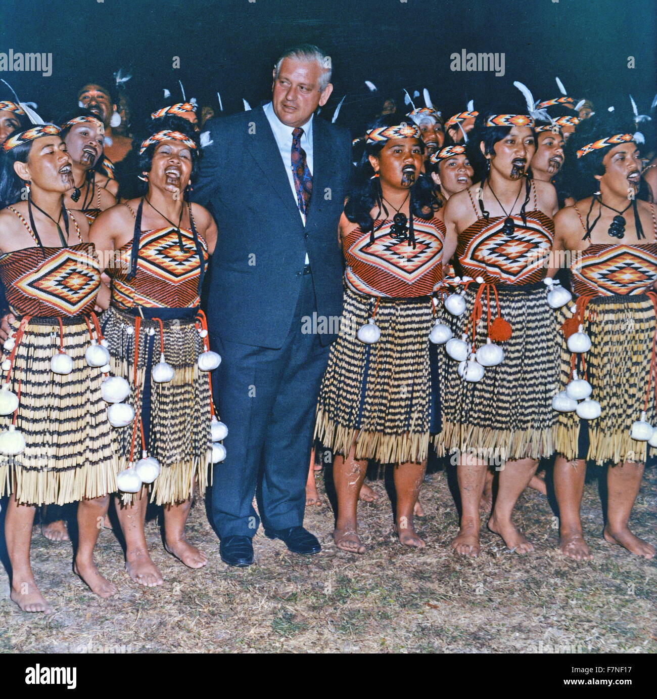 Farbe Fotographie der Rt Hon Norman Kirk (1923-1974) Premierminister von Neuseeland, mit einer Maori-Kultur-Gruppe. Datierte 1975 Stockfoto