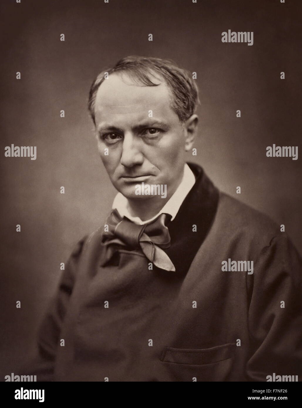 Fotografisches Porträt des französischen Dichters Charles Baudelaire (1821-1867), die bemerkenswerte Arbeit auch als Essayist, Kritiker und wegweisende Übersetzer von Edgar produziert. Fotografiert von Étienne Carjat (1828-2906) französischer Journalist, Karikaturist und Fotograf. Vom Jahre 1862 Stockfoto