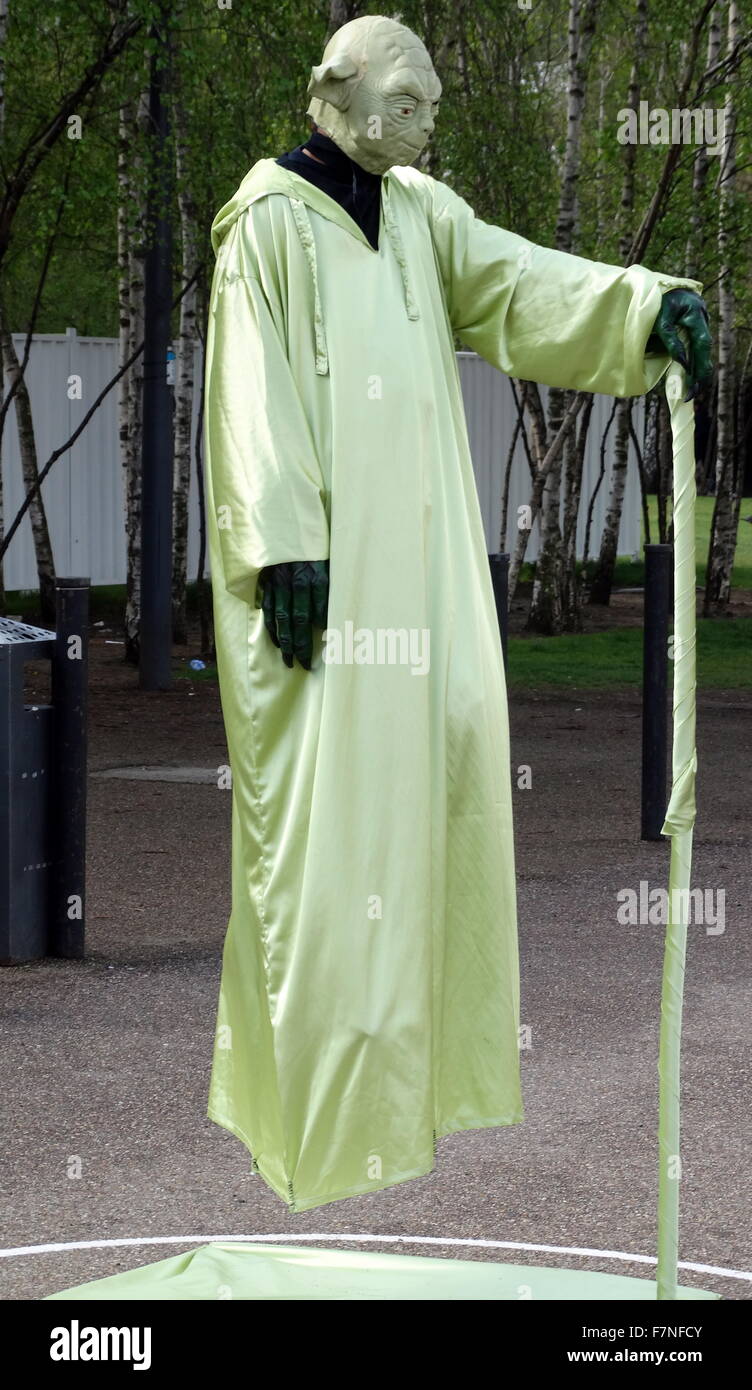 Straßenkünstler gekleidet wie Yoda. Der Künstler schafft die Illusion, die er schwebt. London, Vereinigtes Königreich. Datierte 1015 Stockfoto