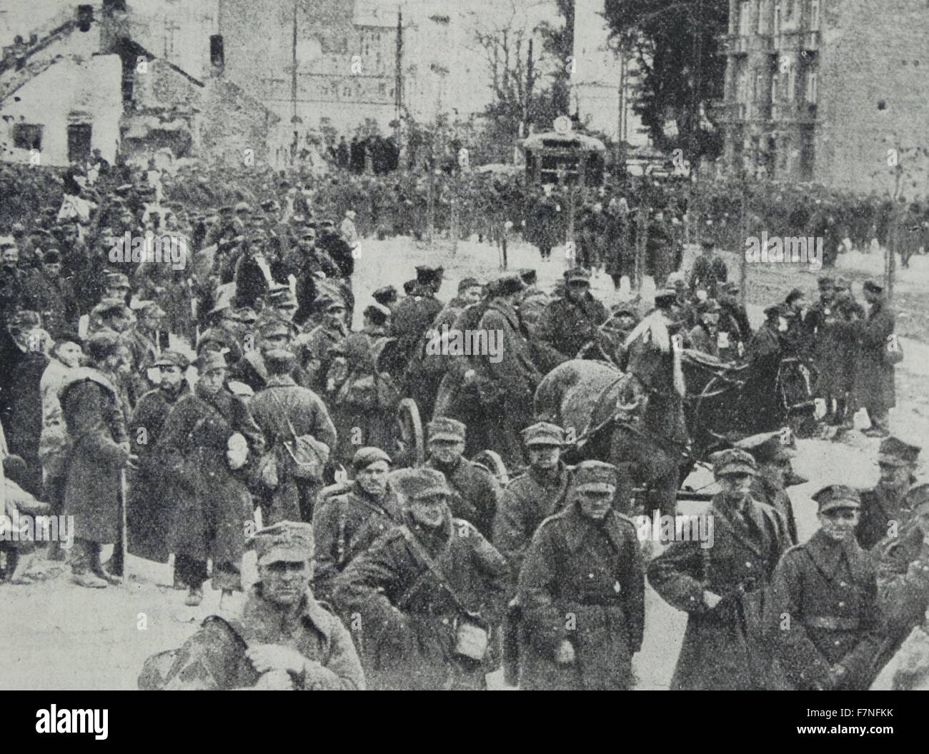 Während die deutschen in die Stadt marschieren waren, wurden Reste der Warschauer Garnison, einige hier gezeigten nach der Kapitulation als Kriegsgefangene unter deutsche Garde noch heraus marschieren. Stockfoto