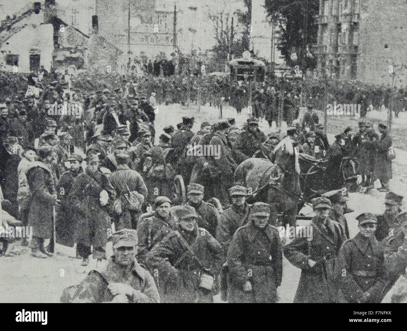 Während die deutschen in die Stadt marschieren waren, wurden Reste der Warschauer Garnison, einige hier gezeigten nach der Kapitulation als Kriegsgefangene unter deutsche Garde noch heraus marschieren. Stockfoto