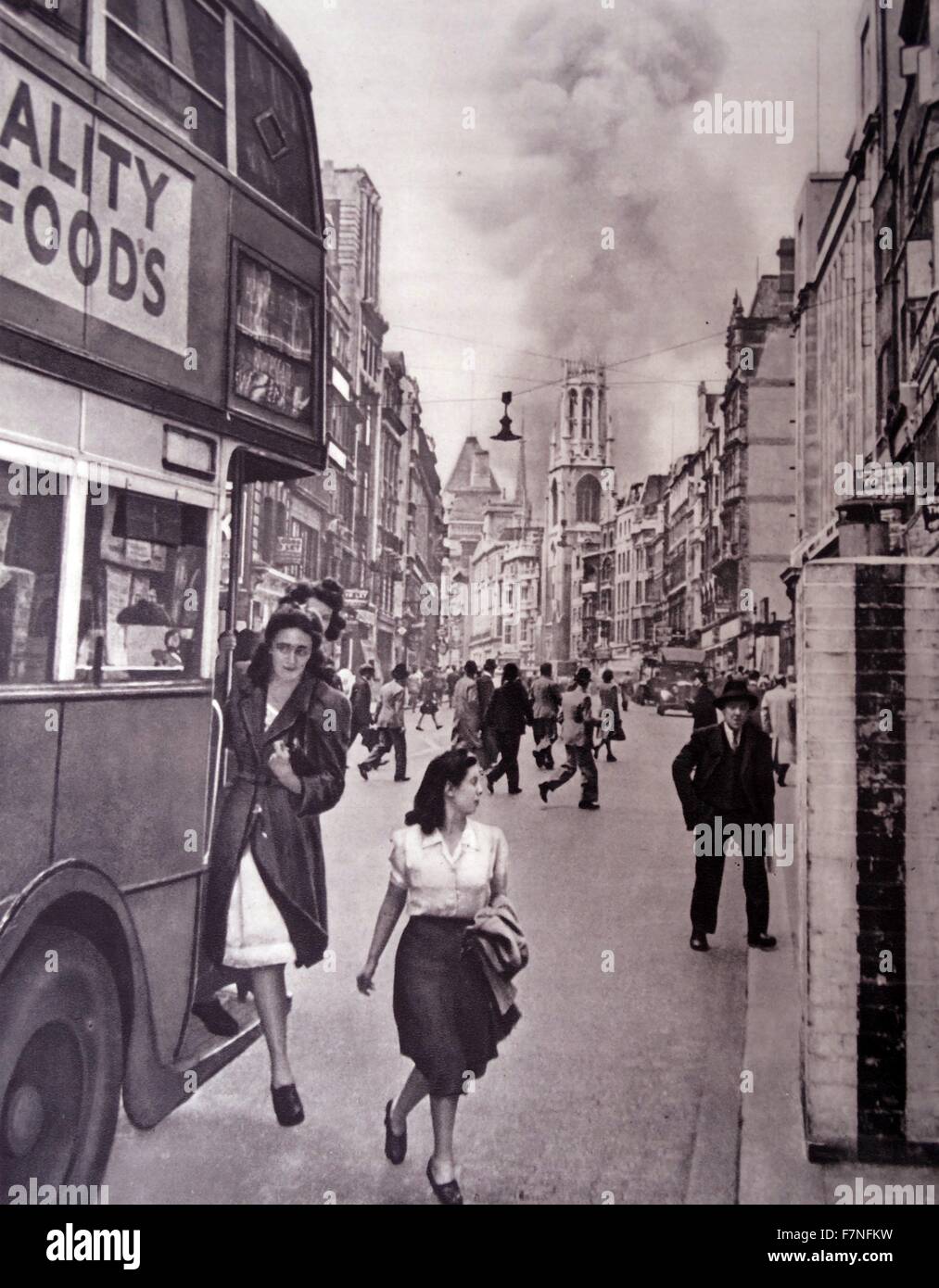 A "V1 Bombe fällt in London 1944 ' n in der Seitenstraße des Theatre Royal Drury Lane.  Auffällig bei den normalen Verkehr im Theatre Royal Drury Lane und die ruhige Haltung des Volkes. Stockfoto