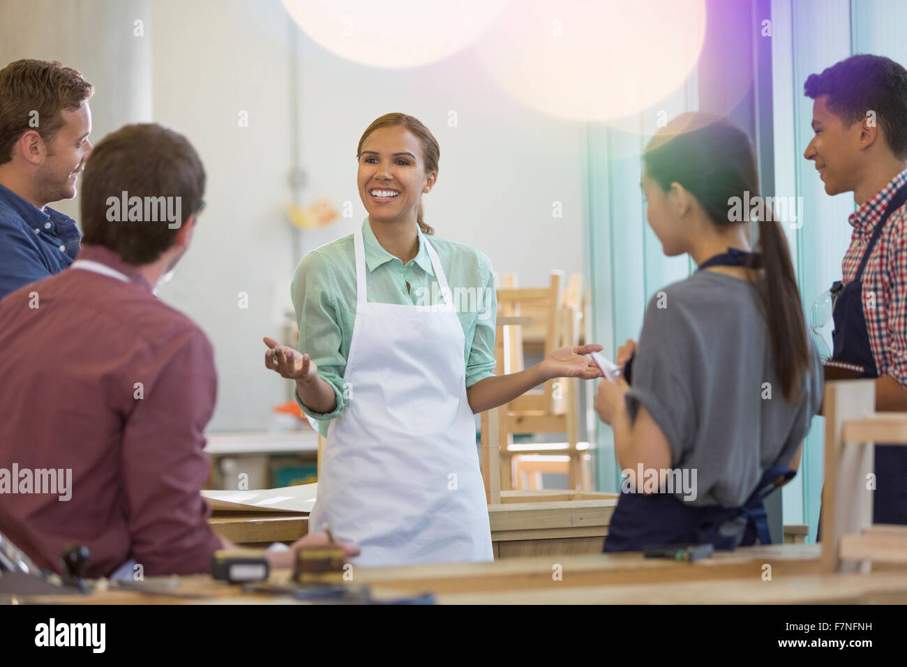 Zimmerei-Lehrer führt Lektion in Werkstatt Stockfoto
