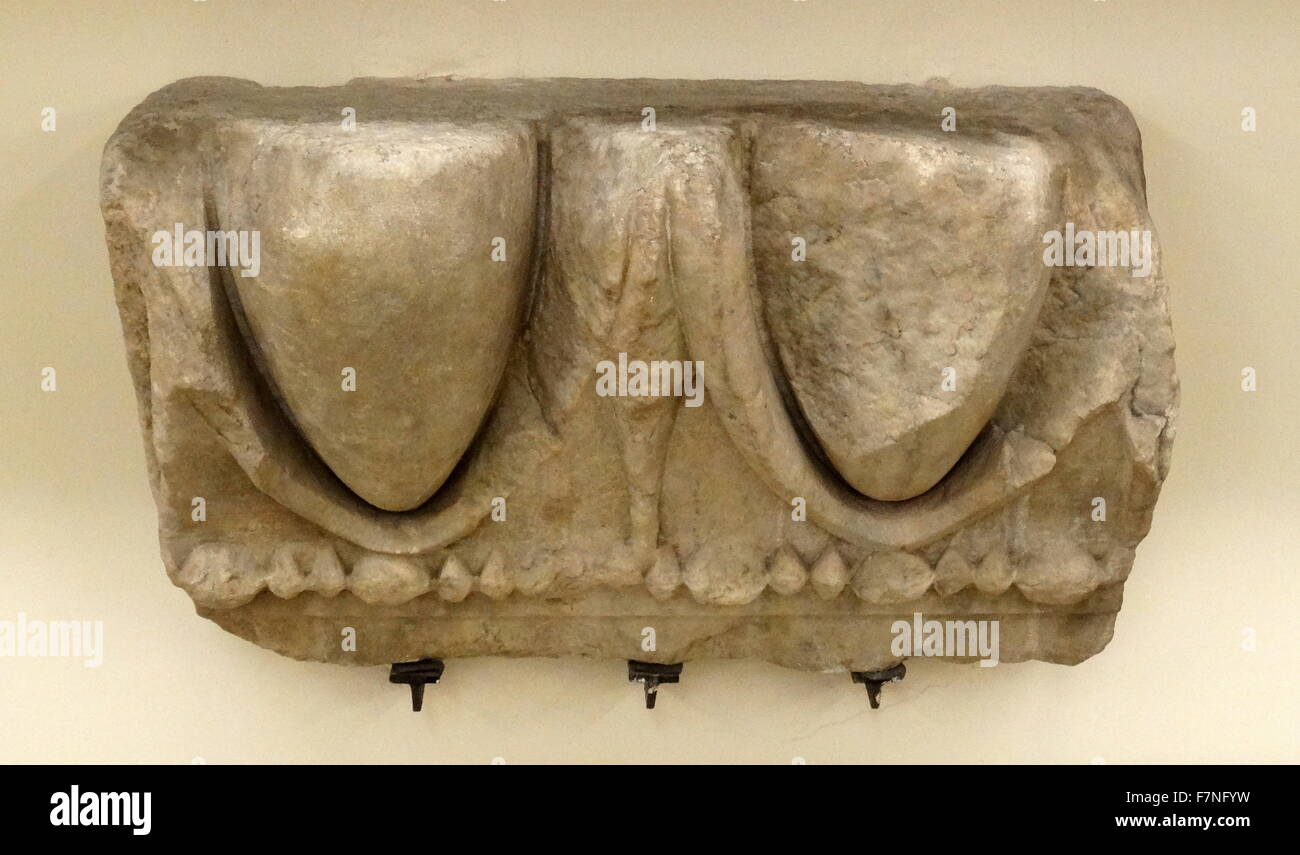 Bett-Guß von Griechisch, klassische architektonische Gesims, oberhalb der  Zahnschnitt sofort: Ovolo mit Ei & Zunge über Wulst & Walzen ca. 4.  Jahrhundert v. Chr Stockfotografie - Alamy