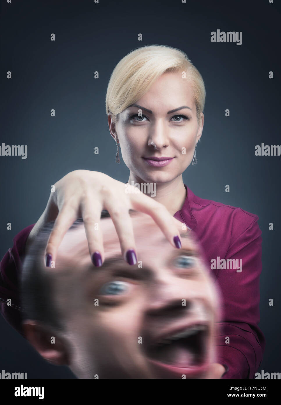 Frau mit Kopf des Mannes in der hand Stockfoto