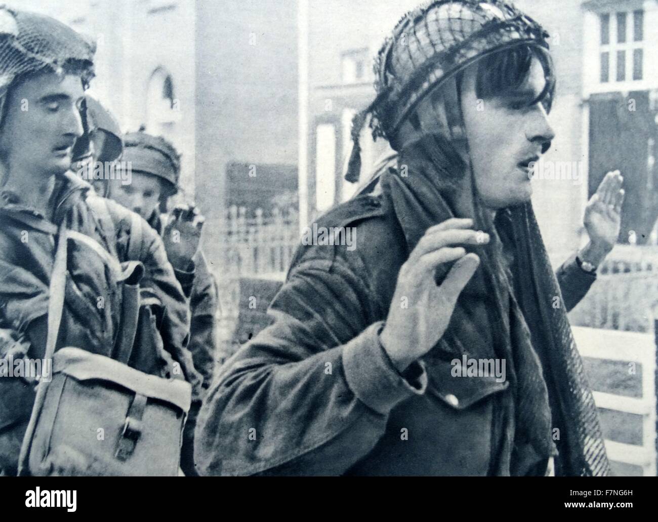 Kapitulation von Soldaten aus der 1. Division der britischen Airbourne in Arnheim, Holland im zweiten Weltkrieg 1944 Stockfoto