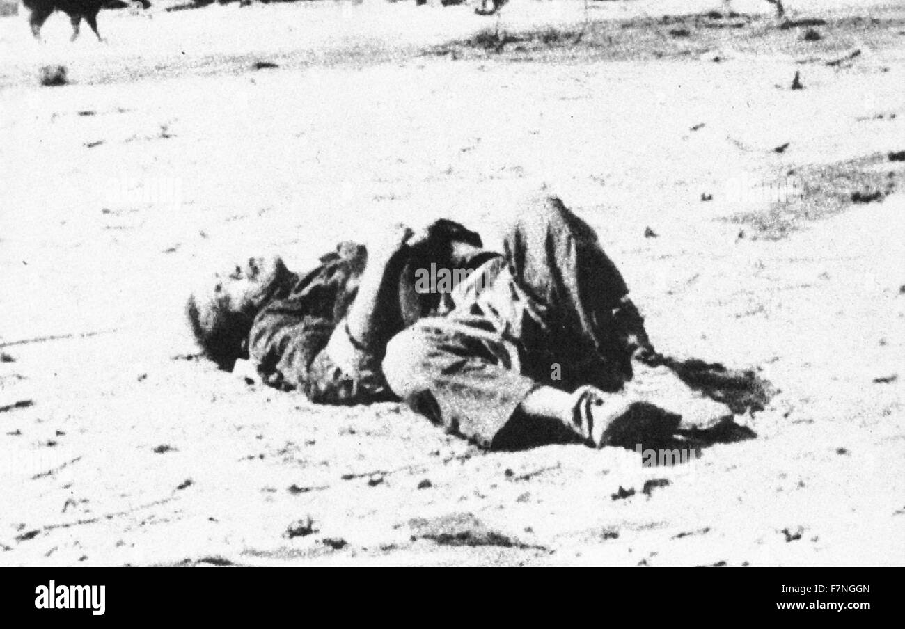 Foto eines verstorbenen chinesischen Zivilisten nach einem Angriff durch die Kaiserliche Japanische Armee, datiert 1943 Stockfoto