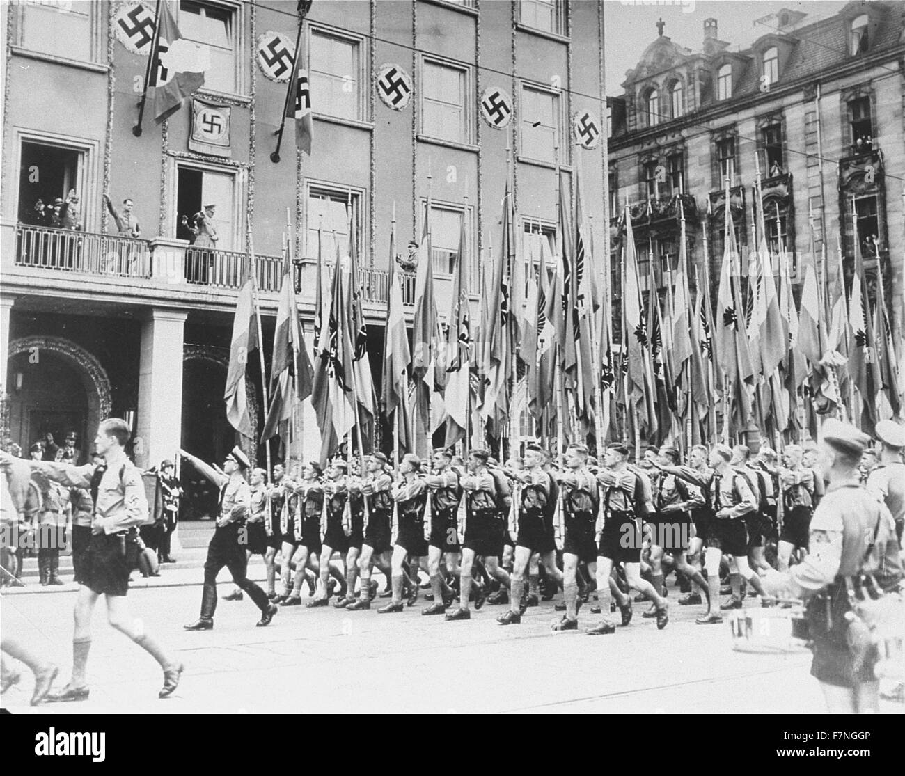 Fotografieren der Hitler-Jugend Mitglieder marschieren Hitlers Geburtstag. Datiert 1941 Stockfoto