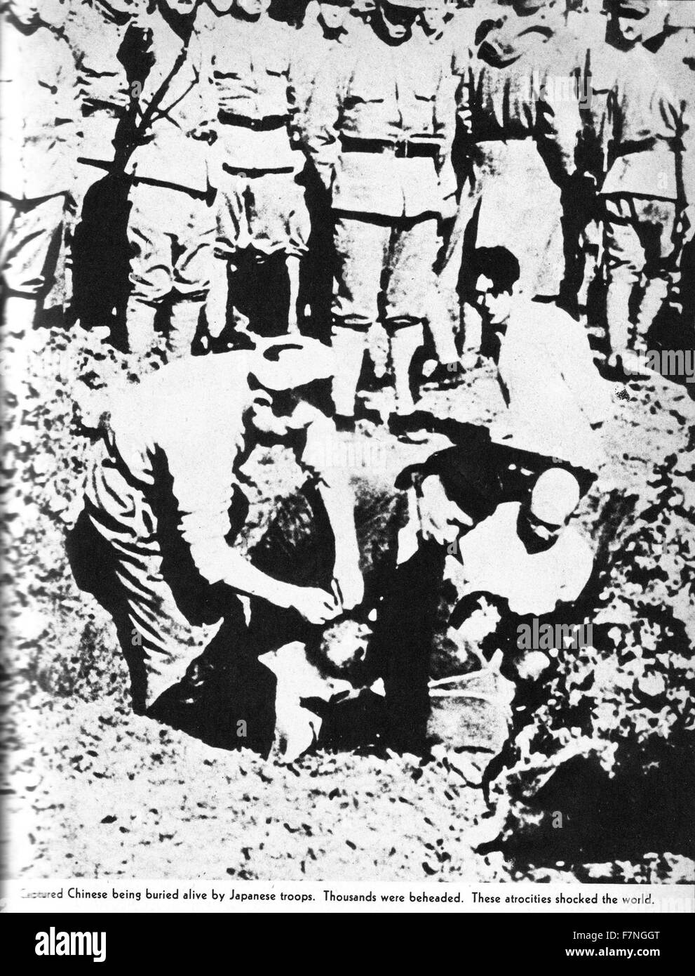Foto eines Gefangenen chinesischen Soldaten lebendig begraben zu werden von japanischen Truppen. Datiert 1941 Stockfoto