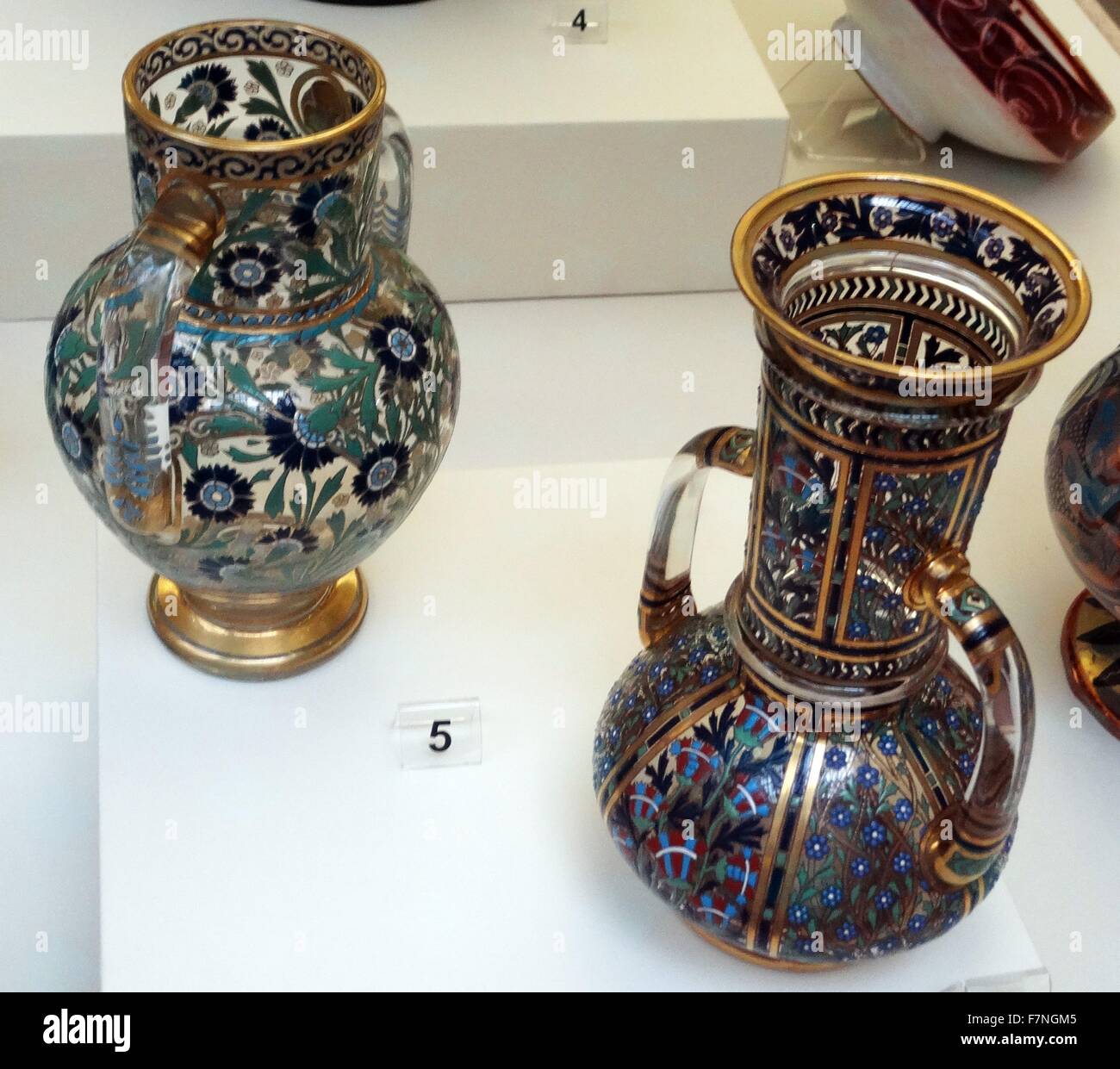 Vase von J & L Lobmeyr, Wien, Österreich. Bleiglas mit Emaille und  vergoldeten gemalt. Während des 19. Jahrhunderts wurden eifrig islamischen  Objekte in ganz Europa gesammelt Stockfotografie - Alamy