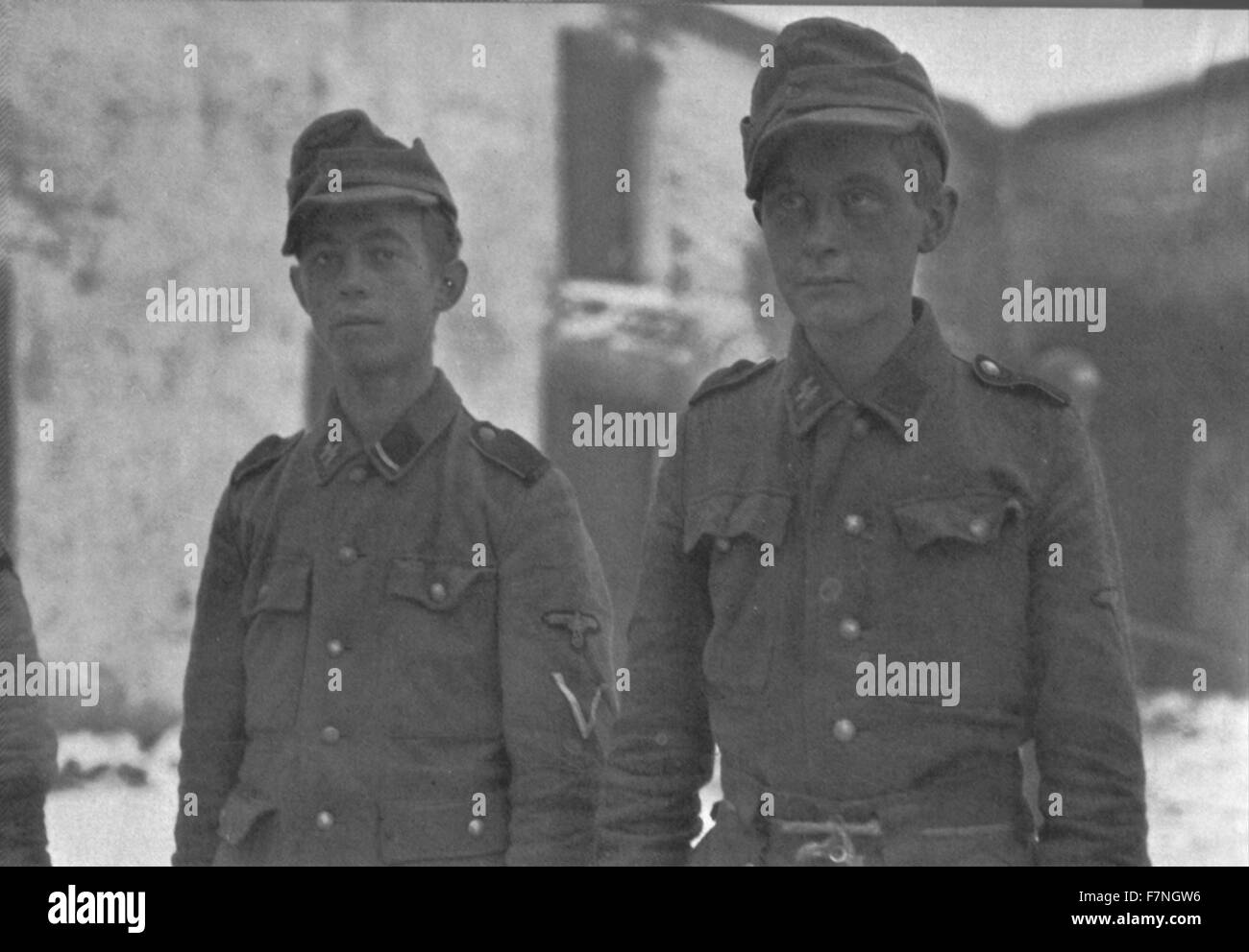 Foto von zwei Hitler-Jugend Mitglieder aufhören, Alliierten, Deutschland. Datiert 1945 Stockfoto