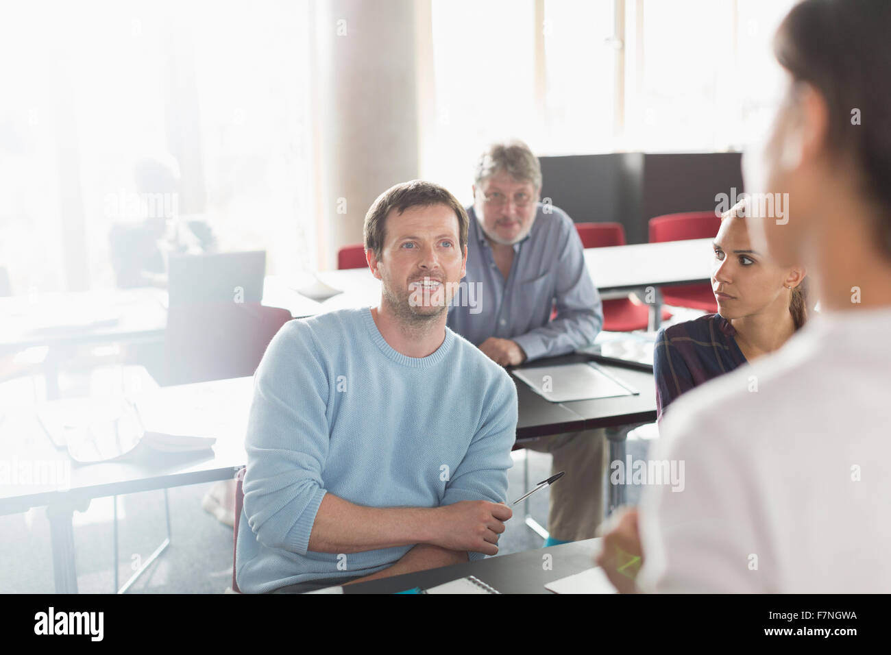Professor und Studenten sprechen in Erwachsenenbildung Klassenzimmer Stockfoto