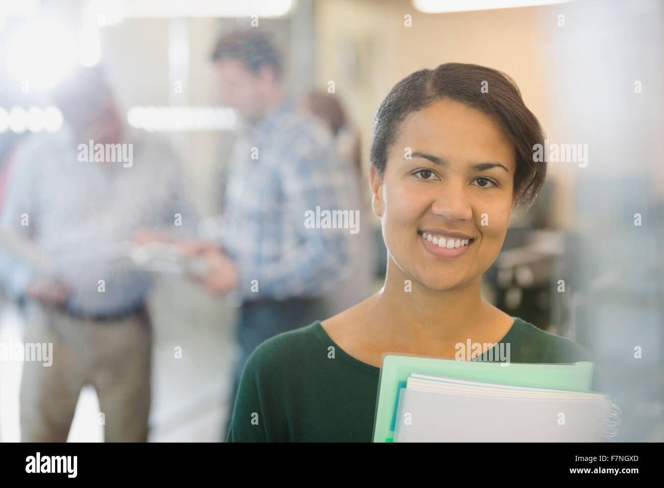 Porträt lächelnd Geschäftsfrau im Büro Stockfoto