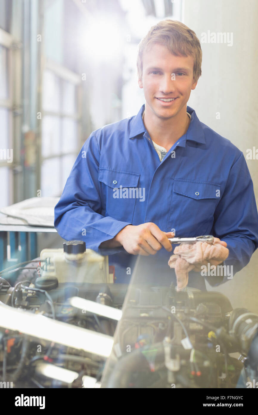Porträt zuversichtlich Mechaniker arbeiten am Motor in Auto-Werkstatt Stockfoto