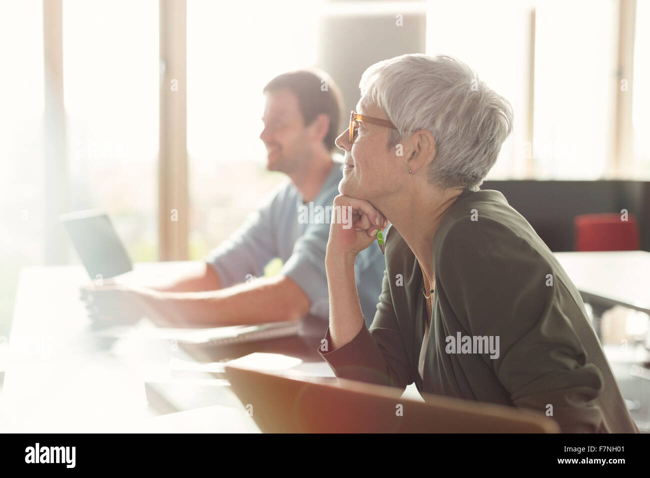 Aufmerksame senior Frau hören in Erwachsenenbildung Klassenzimmer Stockfoto
