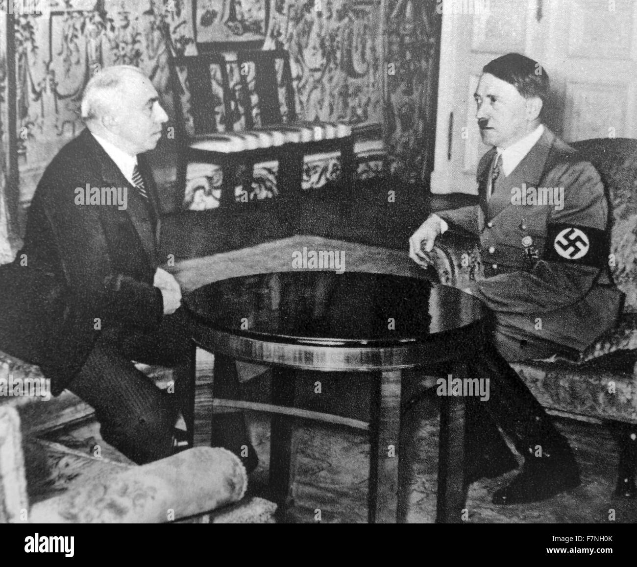 Der tschechische Staatspräsident Hacha mit Adolf Hitler 1939. Emil Hácha (12. Juli 1872 – 27. Juni 1945) war ein tschechischer Rechtsanwalt, den dritten Präsidenten der Tschechoslowakei von 1938 bis 1939. Stockfoto