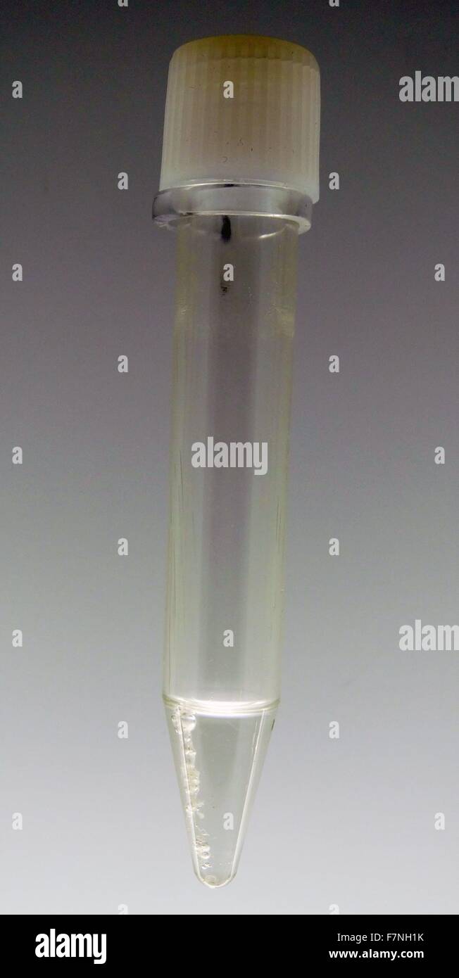 Eine Probe der Desoxyribonukleinsäure (DNA), ein Molekül, das Encofes die genetischen Anweisungen, bei der Entwicklung verwendet und Funktionsweise des aller bekannten lebenden Organismen und viele Viren. Datierte 2014 Stockfoto