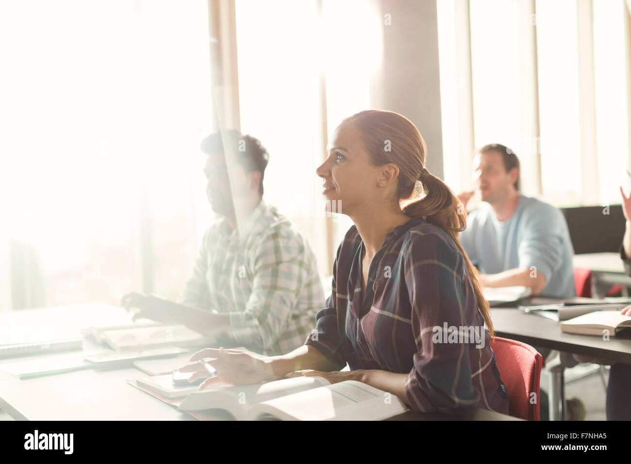 Aufmerksame Schüler Zuhören in Erwachsenenbildung Klassenzimmer Stockfoto