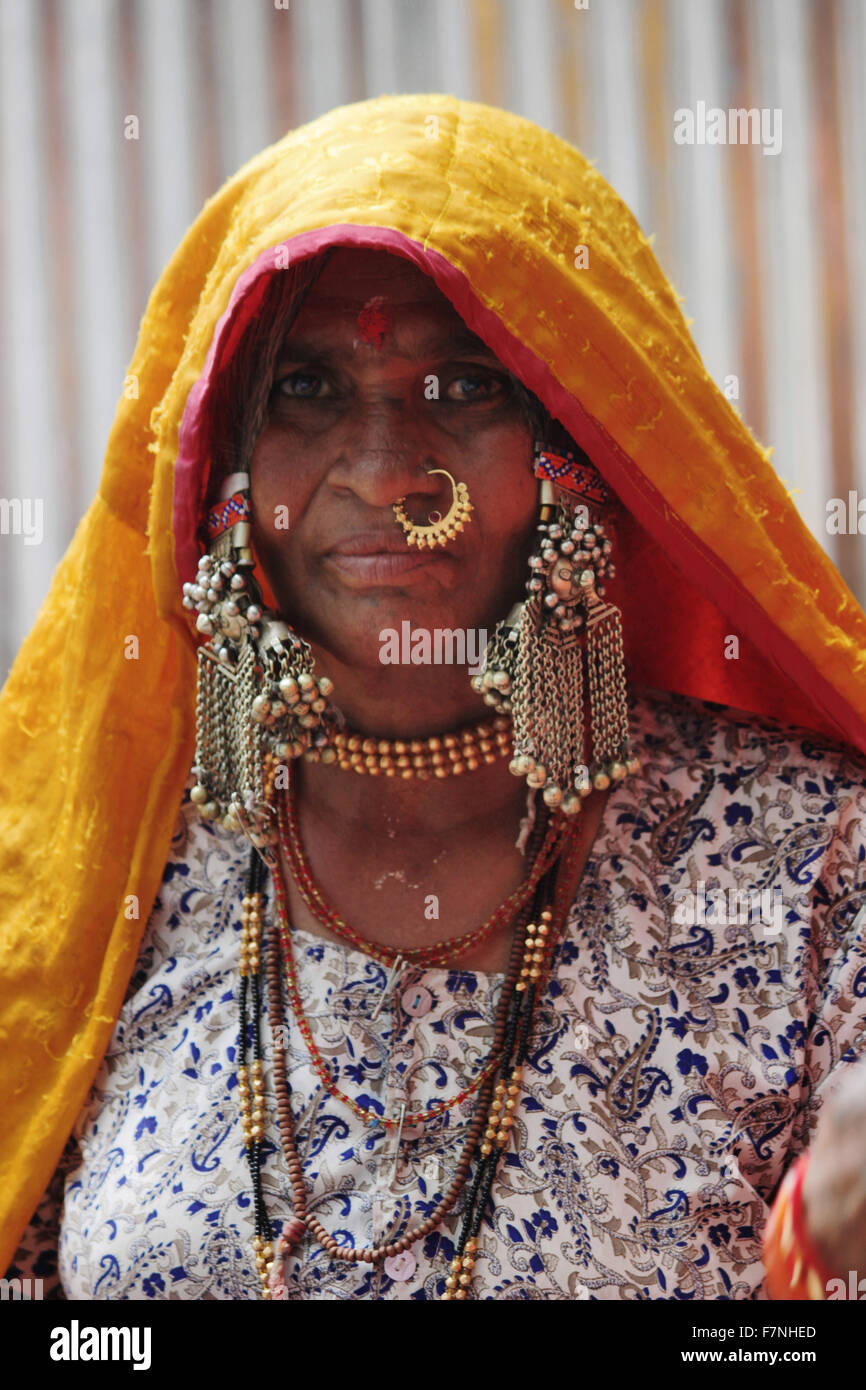 Frau Warkari mit Nasenring und lange schwere Ohrringe. Pandharpur Palkhi,  Maharashtra, Indien Stockfotografie - Alamy