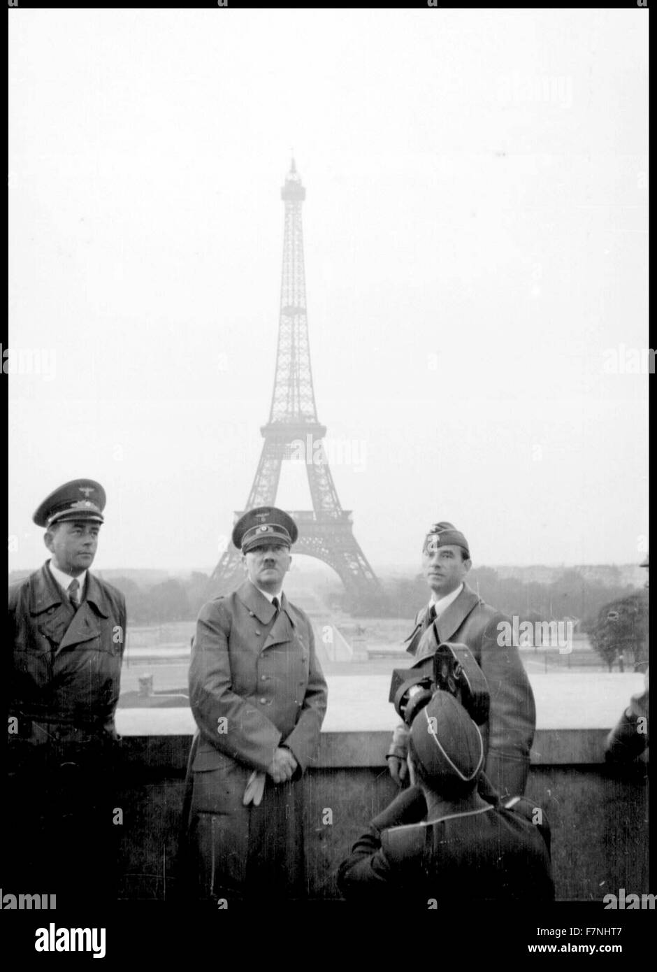 Foto von Adolf Hitler in Paris mit dem Eiffelturm im Hintergrund. Datiert 1940 Stockfoto