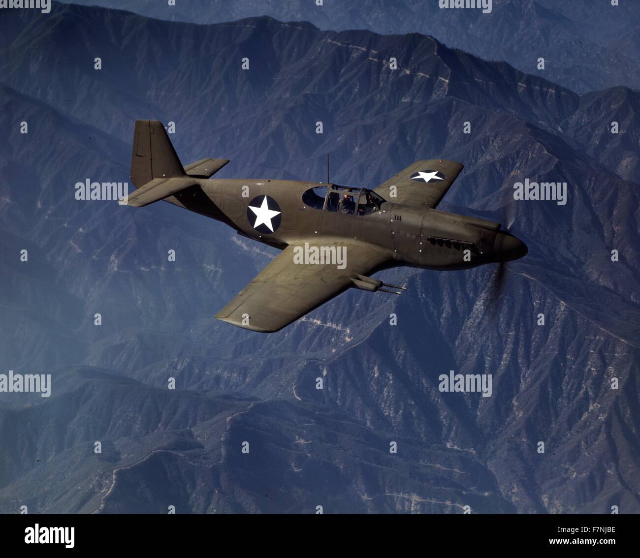 Zweiter Weltkrieg: P-51 "Mustang" Kämpfer im Flug, Inglewoof, Kalifornien Die "Mustang", gebaut von North American Aviation, Incorporated, verwendet von der Royal Air Force Großbritanniens 1942 Stockfoto
