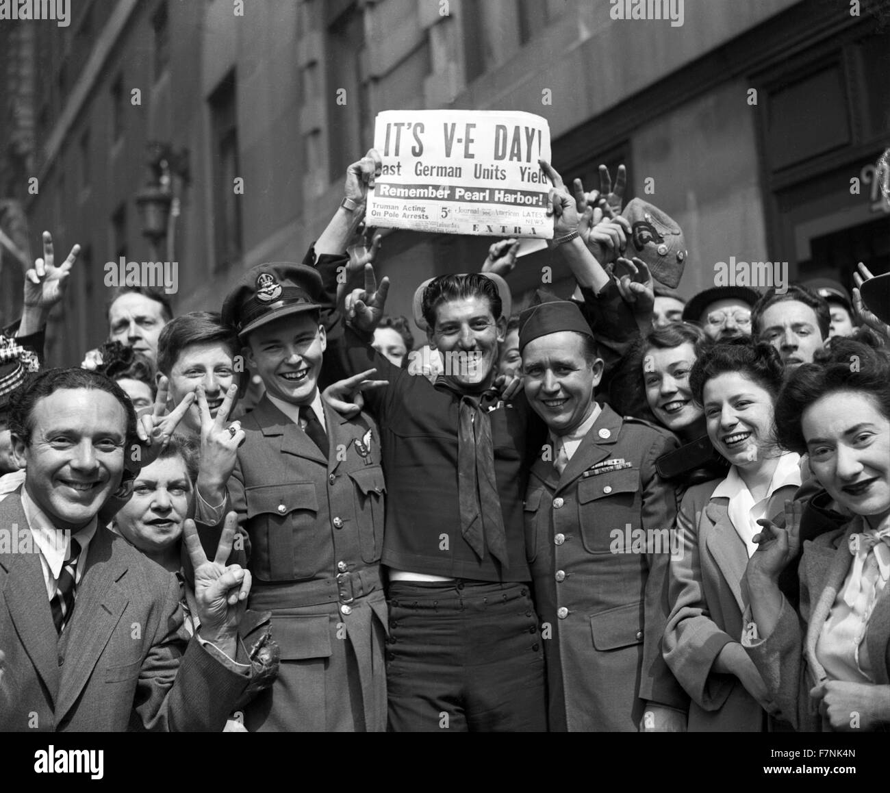 London, Mai 1945. Publikum feiert VE Tag der deutschen Kapitulation in Weltkrieg zwei Stockfoto