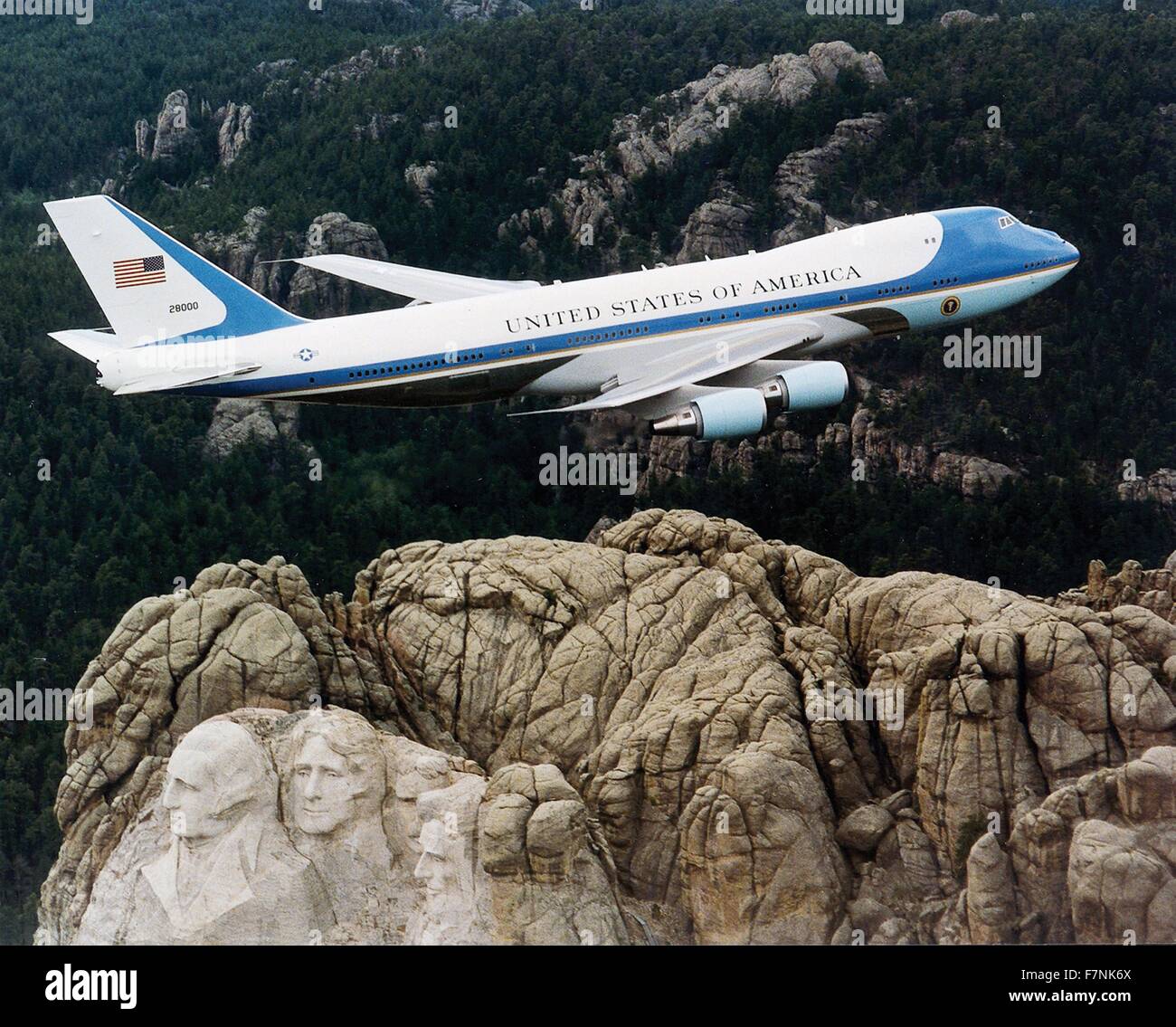 SAM 28000, eines der beiden VC-25 s als Air Force One, The US Präsidenten Flugzeuge fliegen über Mount Rushmore im Februar 2003 verwendet. Stockfoto