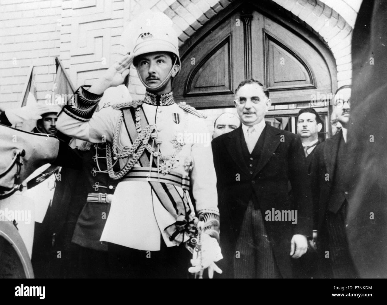 Der Regent des Irak mit dem Premierminister General Nuri as-Said, Bagdad, Irak. Eröffnung des Irak Parlaments vom Regenten. Die Regent mit dem Premierminister General Nuri Said as-zu seiner linken, den Gruß der Ehrenwache empfangen. Stockfoto