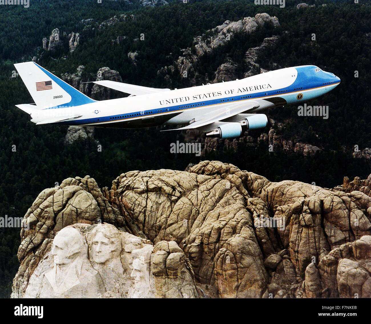 Air Force One, den Lufttransport des Präsidenten der Vereinigten Staaten von Amerika, fliegen über Mount Rushmore. 2001 Stockfoto