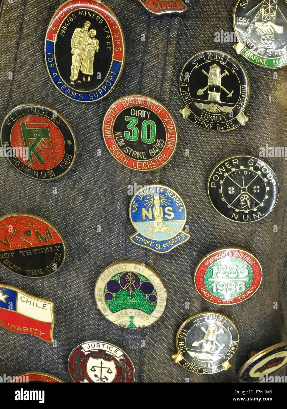 Abzeichen der Unterstützung für die britische Bergarbeiterstreik von 1984-1985. Am Ende des Streiks blieb die nationale Union der Bergleute geschwächte und Bergbau Gemeinden aufgeteilt zwischen Befürwortern und Gegnern der Arbeitskampf 1985 Stockfoto