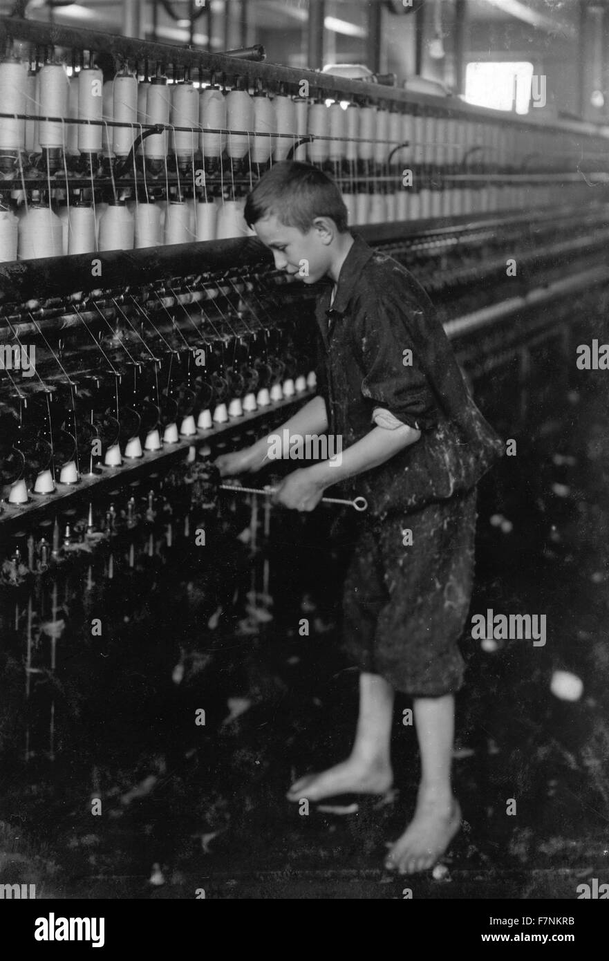 Kinderarbeit in den USA. Kehrmaschine Spinning Abteilung American Leinen Co Fall River, Massachusetts 1916. Foto von Lewis W. Hine. Stockfoto