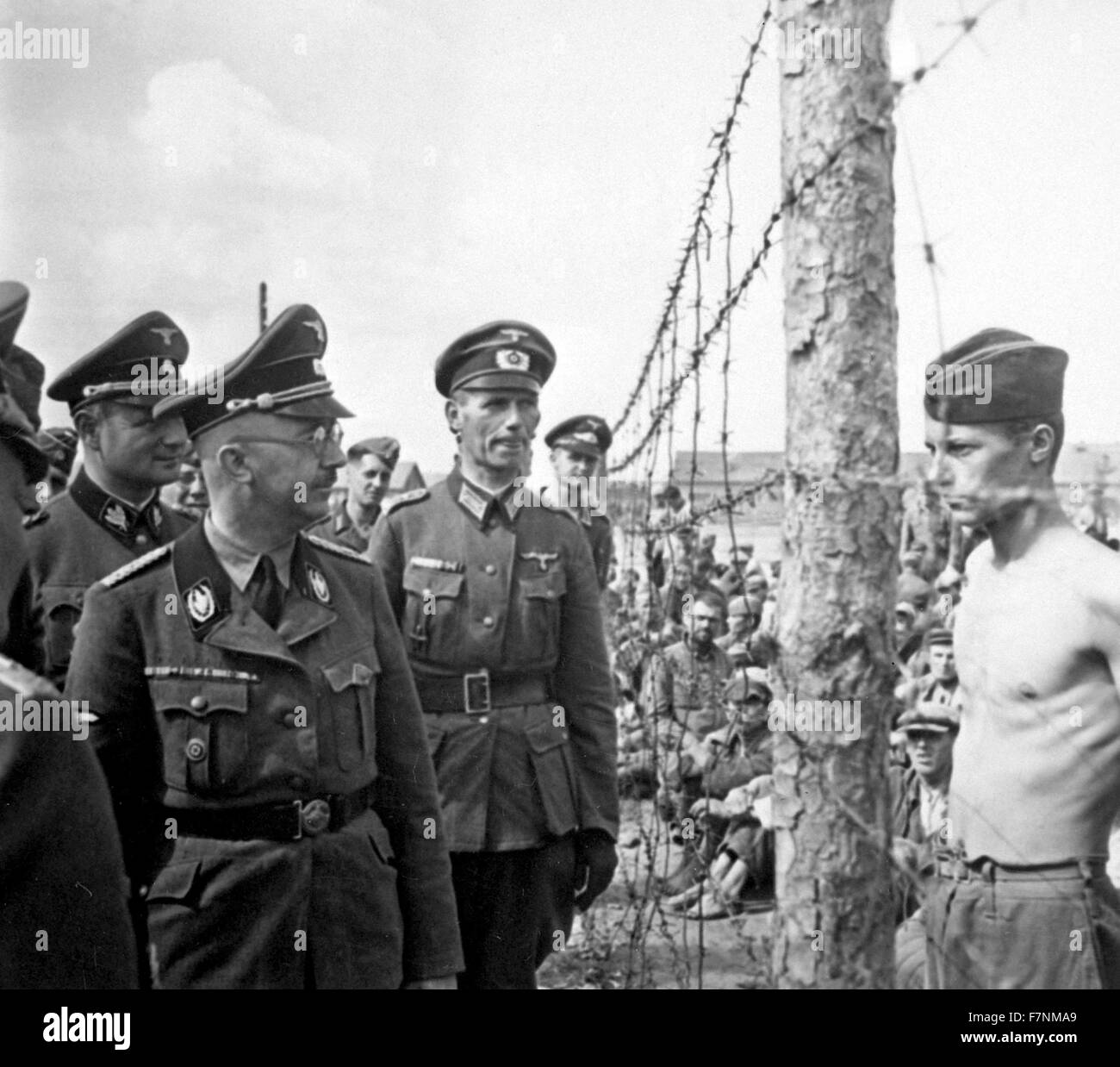 SS-Chef Heinrich Himmler führt durch ein t Kriegsgefangenenlager für russische Kriegsgefangene. Stockfoto