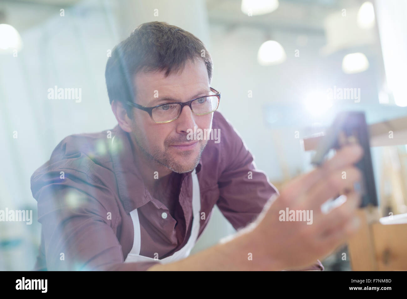 Konzentrierte sich Zimmermann in Werkstatt Stockfoto