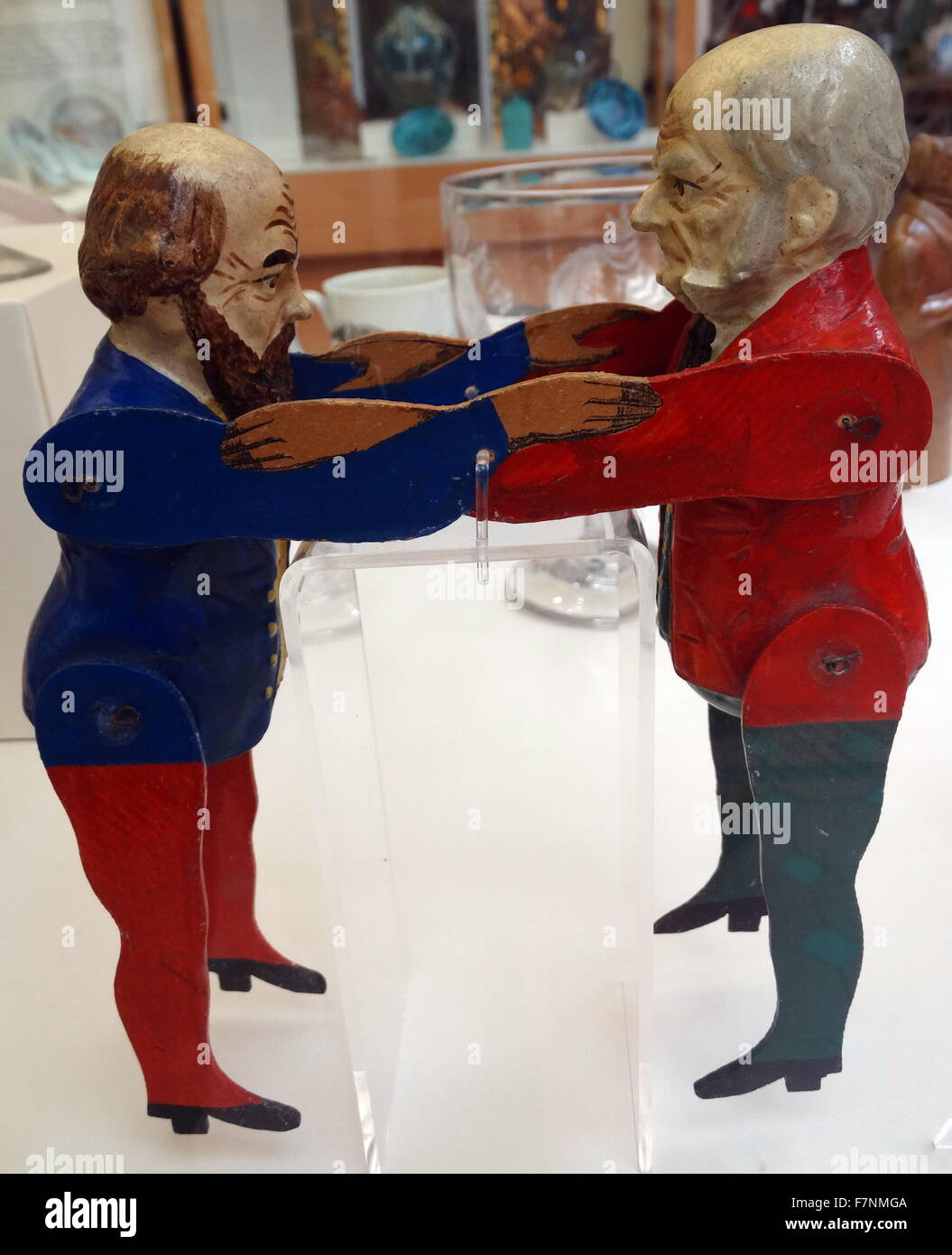 Eine politische Tauziehen zwischen William Gladstone (1809-1898) und 3. Marquis von Salisbury (1830-1903). Bemalte Spielzeug Figuren mit Metallelementen. Datiert 1890 Stockfoto