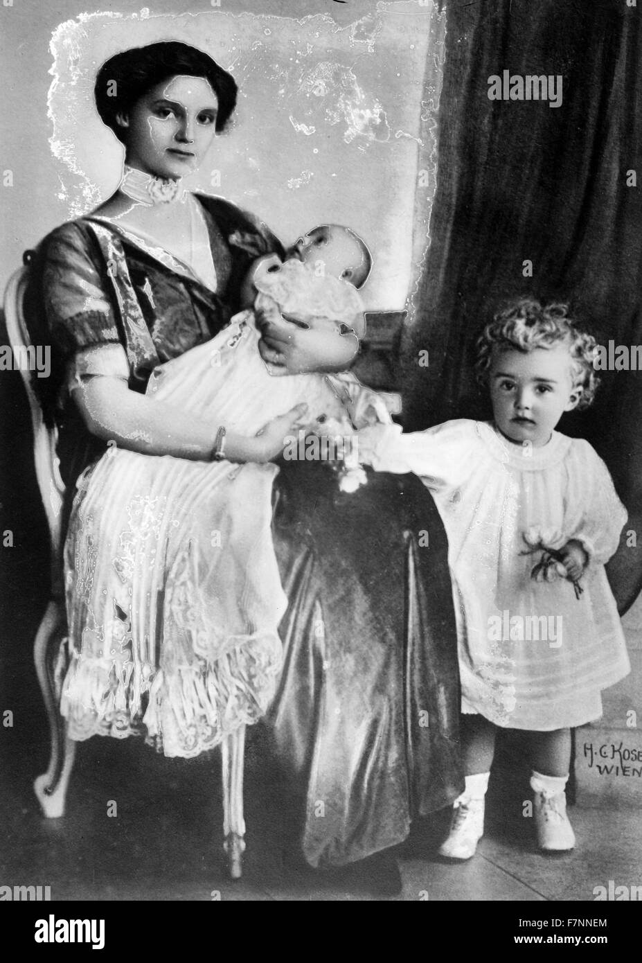Prinzessin Zita von Bourbon-Parma (1892 – 1989), die Ehefrau von Kaiser Charles von Österreich mit ihrem Sohn Otto von Habsburg (1912 – 2011), letzter Kronprinz von Österreich-Ungarn und ihr Baby Erzherzogin Adelheid von Österreich (1914-1971) Stockfoto