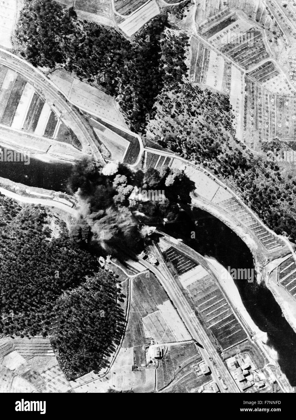 Rauch hüllt die Signal-Brücke. Ein weiteres Ziel für die Operation zu erwürgen, die Signal-Brücke, westlich von Florenz, wurde durch direkte Treffer von Mittelmeer Allied Air Force Bomber zerschlagen. Stockfoto