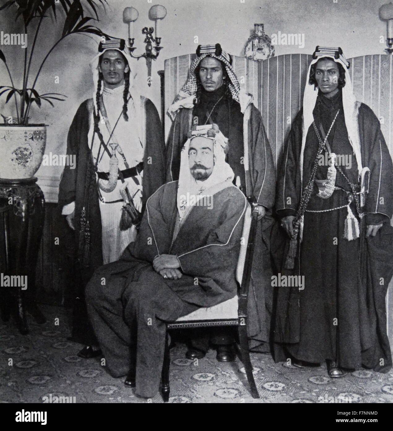 König Abdullah I von Jordanien mit seinem Habbani jüdischen Leibwächter, die Brüder Sayeed Salaah und Saadia Sofer c. 1922 Stockfoto