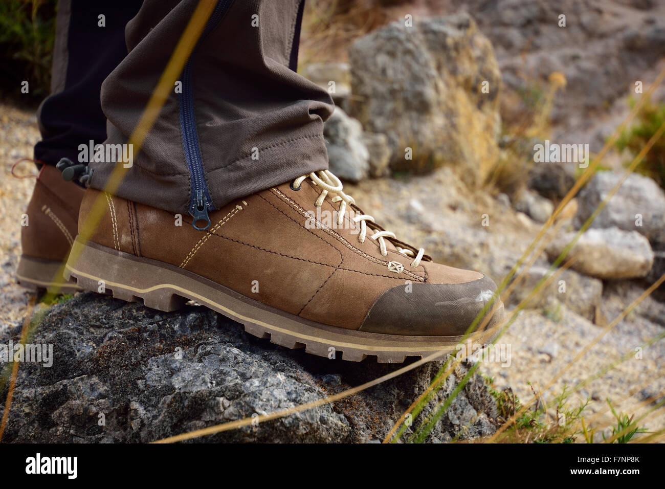 Outdoor-Wanderschuhe im Gelände. Men es Beine Füße in Bergen. Wanderer auf Trail Bergpfad. Stockfoto