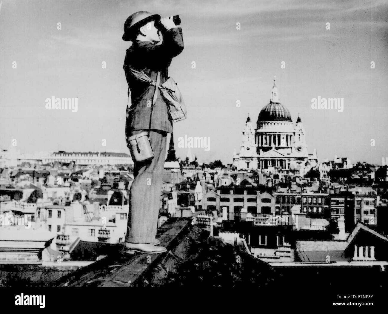 Air Raid oder Flugzeug-Spotter auf dem Dach eines Gebäudes in der Nähe von St. Pauls Cathedral, London, während Zweiter Weltkrieg. Stockfoto